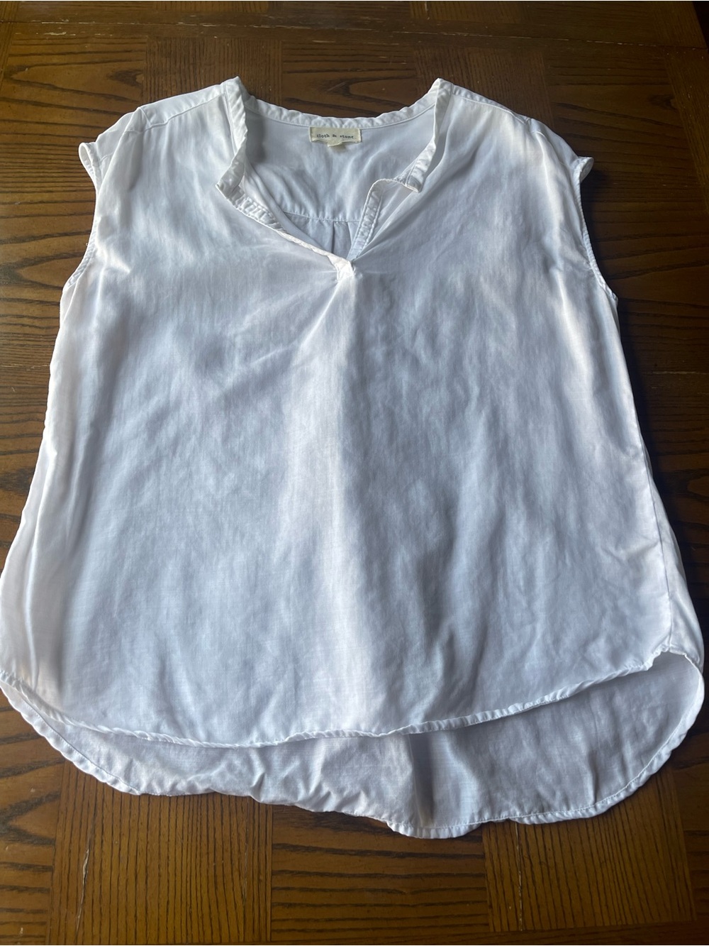 Cloth & Stone White V-Neck Sleeveless Pleated Woven Tencel Blouse breezy cool